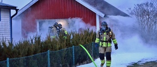 En till sjukhus efter garagebrand