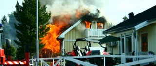 Villa totalförstörd efter kraftig brand