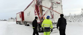 Skolbuss körde in i långtradare