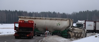 Lastbil välte – körfält blockerades