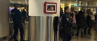 Poliser med kpist på Arlanda – ökad polisnärvaro inför jul