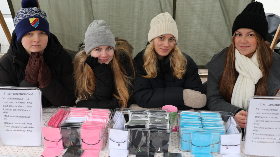 De går på gymnasiet i Vimmerby där de läser service och försäljning. På Tomasmarknaden passade Tuva Dovnäs, Amanda Lundbäck, Hannah Eccfleston och Jasmine Tao Gustavsson på att samla in pengar till Cancerfonden genom att sälja armband. Redan före klockan tolv hade de fått in 2 000 kronor.