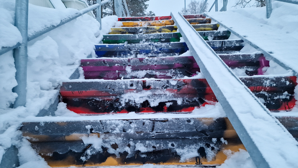 Någon har målat eller sprayat med svart färg över de färgglada trappstegen till Vallmotrappan.