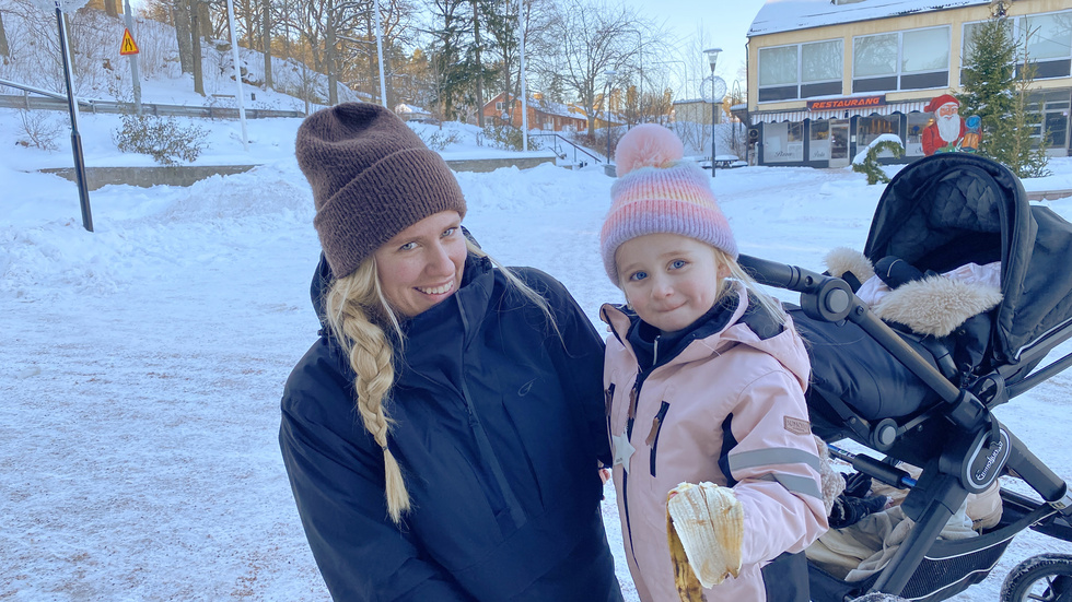 Lina Wickman med dottern Selma Svensson, 3 år, vill ha kvar en hälsocentral på orten.