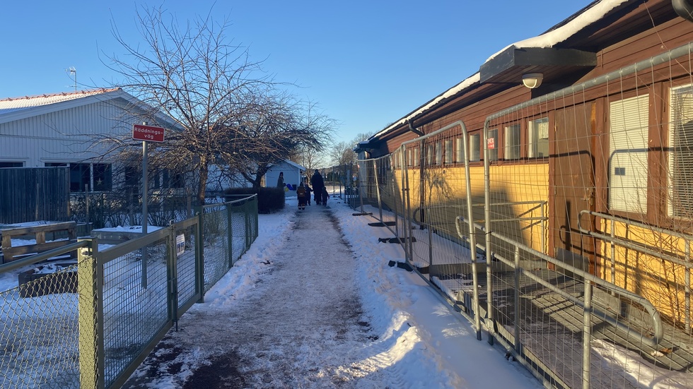 Förskolegrinden ligger tätt intill den gamla skolbyggnaden som ska rivas. 