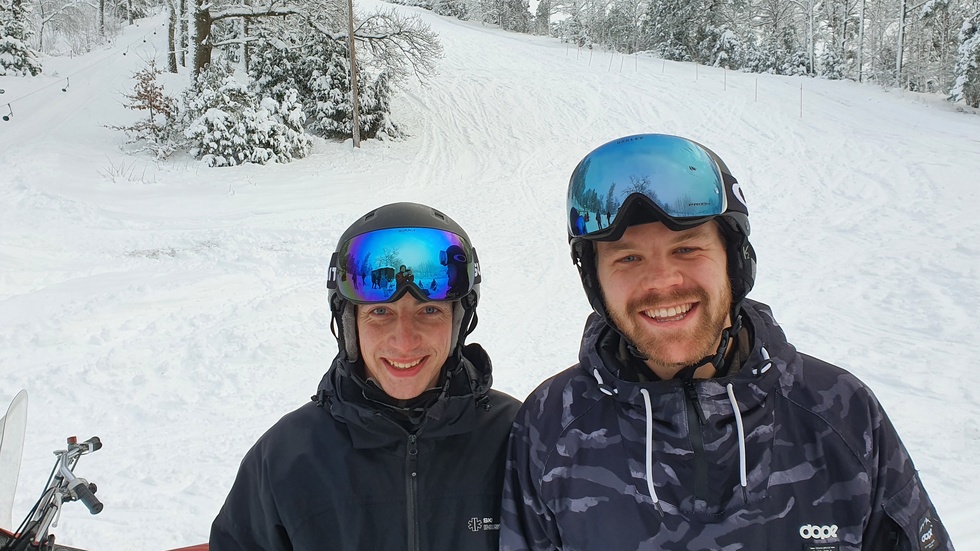 Hampus Jakobsson och Simon Karlsson är ideellt engagerade Odensvi IF:s alpina sektion, som jobbat med att göra backen åkbar nu i veckan. Bilden är tagen i december 2021, efter en ovanligt tidig premiär.