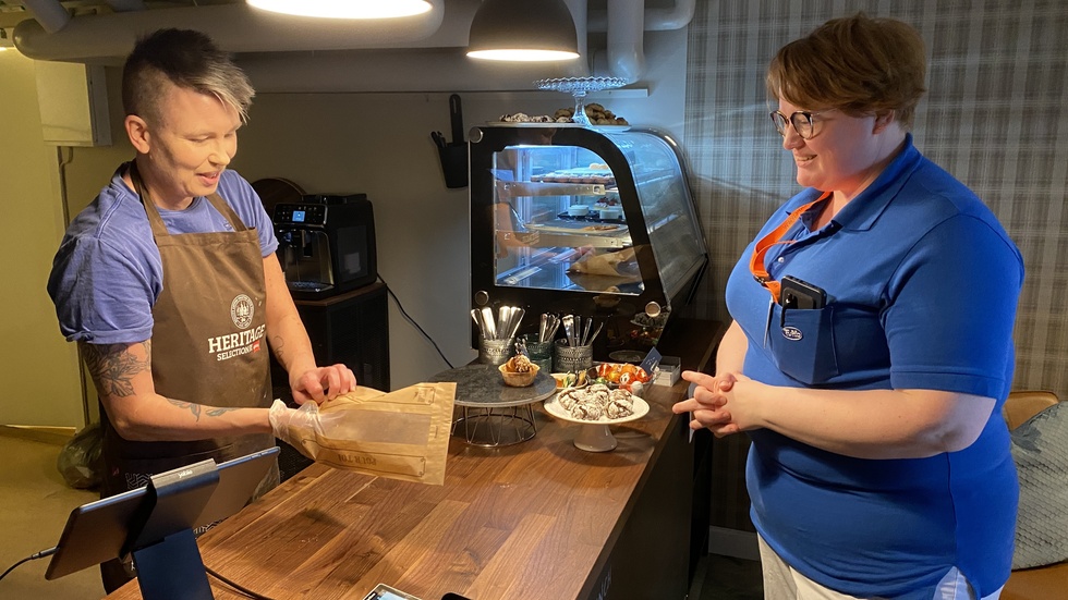 Linda Möller Karlsson expedierar kunden Therese Svensson.