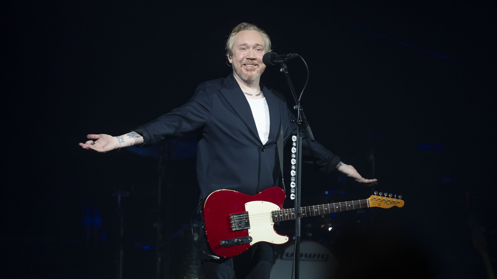 Lars Winnerbäck under konserten i Coop Norrbotten Arena, som fick högt betyg.