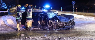 Bil totalförstörd efter krock med buss – förare klämdes fast