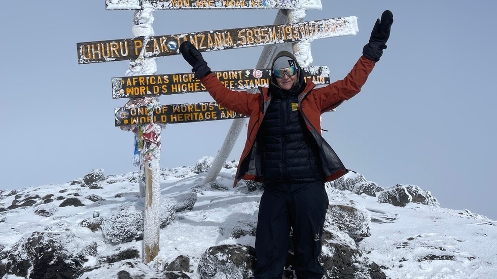Veronica Utterström på toppen av Kilimanjaro.