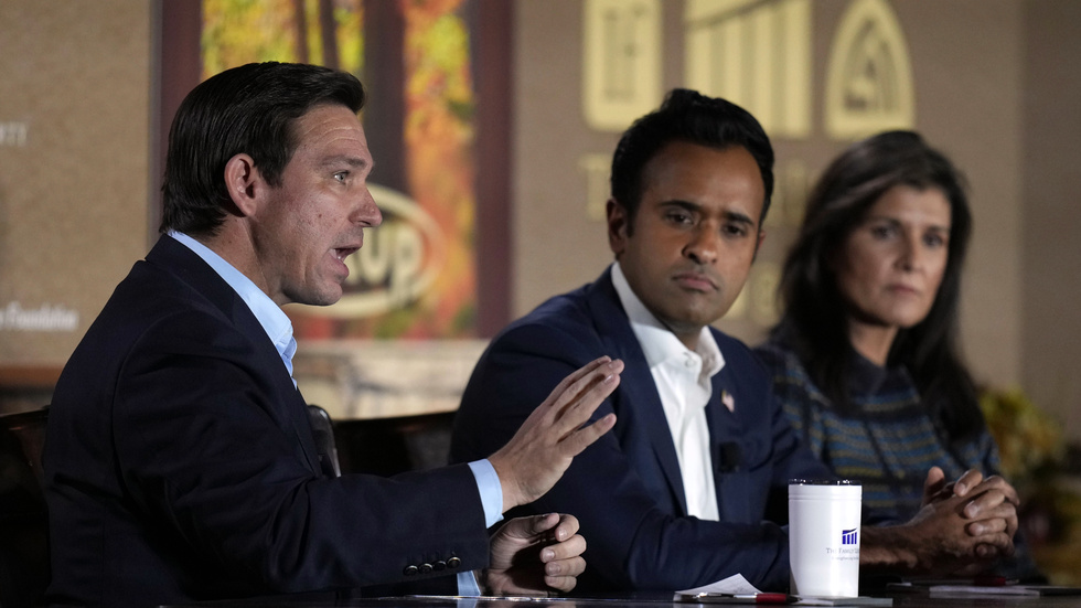 Floridaguvernören Ron DeSantis, affärsmannen Vivek Ramaswamy och förre FN-ambassadören Nikki Haley, alla republikanska presidentaspiranter, fotograferade i mitten av november i Iowa.