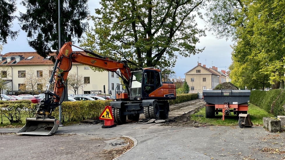 Arbetet med att asfaltera gång- och cykelvägen runt Västra kyrkogården i Nyköping påbörjades under måndagen och beräknas hålla på under vecka 42 och 43.