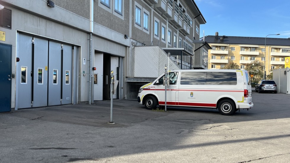 17-åringen släpptes på fri fot efter häktningsförhandlingen, men hon misstänks fortfarande för vapenbrott.