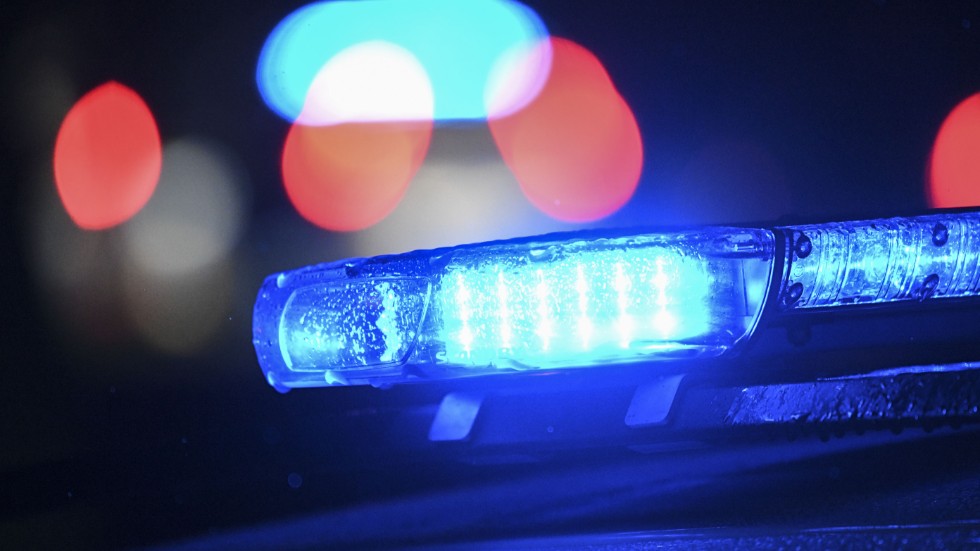 Vid omkring klockan 01:30 under natten mot söndagen larmades polisen till Glimmerstigen i Hultsfred, med anledning av ett stort slagsmål.