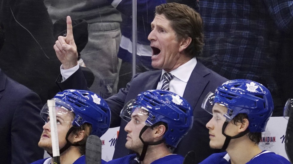 Mike Babcock, här som tränare i Toronto, avgår som tränare i Columbus redan innan säsongen startat. Arkivbild.