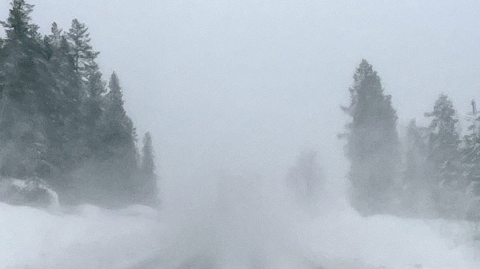 SMHI varnar för att det kan bli svårt i trafiken när det snöar under fredags eftermiddagen.