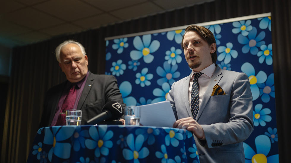 SD:s regionråd Christer Olsson och Jonathan Othén presenterade partiets nya hårdare linje vid en presskonferens i november.