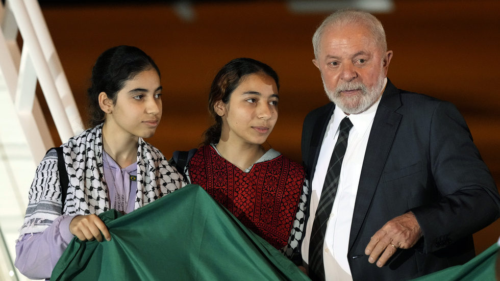 Brasiliens president Lula da Silva tar emot två unga brasilianska kvinnor som har evakuerats från Gazaremsan, på en flygbas i huvudstaden Brasília på måndagskvällen.