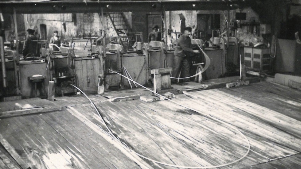 Valsning av aluminiumtråd i Finspång. Inget årtal nämns i bildtexten, men kanske kan man gissa på 1930-tal.