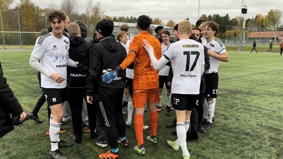 Lättnad i Fanna BK efter det lyckliga slutet mot Vallentuna och första segern på en och en halv månad.