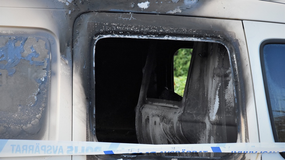 En skåpbil sattes också i brand under den aktuella natten.