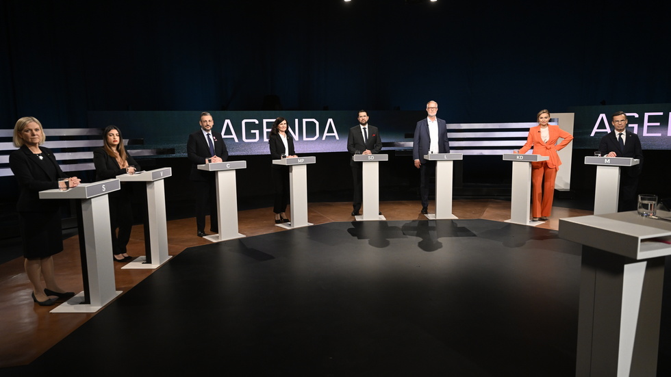 Magdalena Andersson (S), Nooshi Dadgostar (V), Muharrem Demirok (C), Märta Stenevi (MP), Jimmie Åkesson (SD), Johan Pehrson (L), Ebba Busch (KD) och statsminister Ulf Kristersson (M) i studion under SVT:s partiledardebatt.