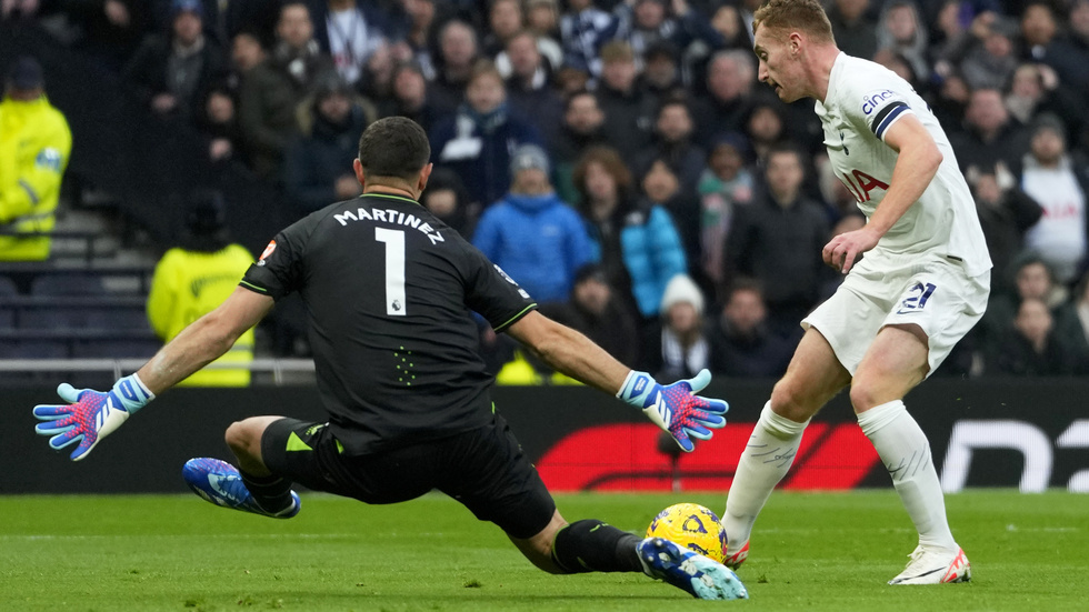 Dejan Kulusevski kom inte närmare än en stolpträff när hans Tottenham föll mot Aston Villa.