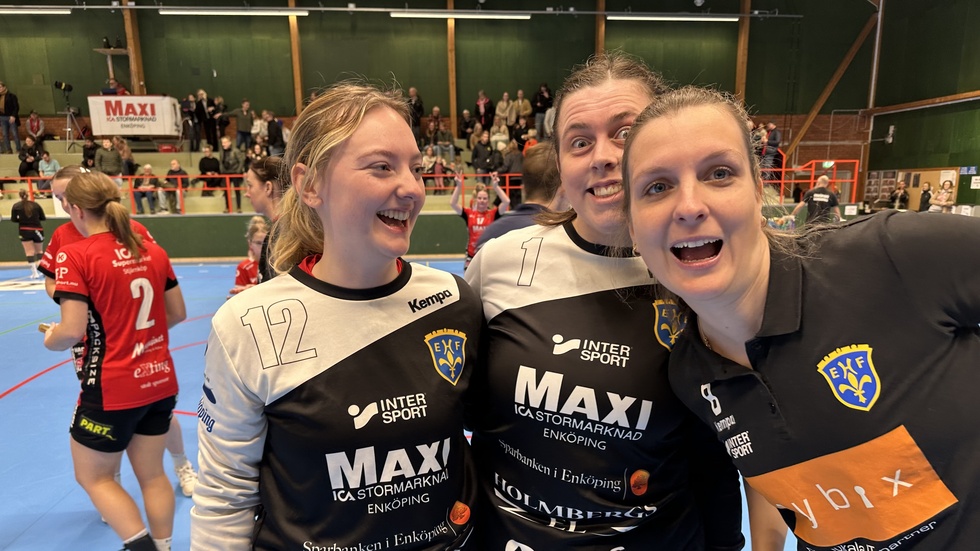 Från vänster målvakterna Madeleine Hellberg och Elin Bergsten samt assisterande tränaren Rebecca Strand som kastar sig in i bilden får exemplifiera glädjen efter tredje segern, andra raka efter en lite tyngre period i säsongsinledningen.