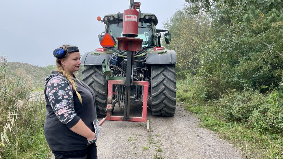 Emma Elsinen jobbar på Flättna gård som är anlitad för att stängsla in Björshults återvinningsanläggning på cirka 30 hektar.