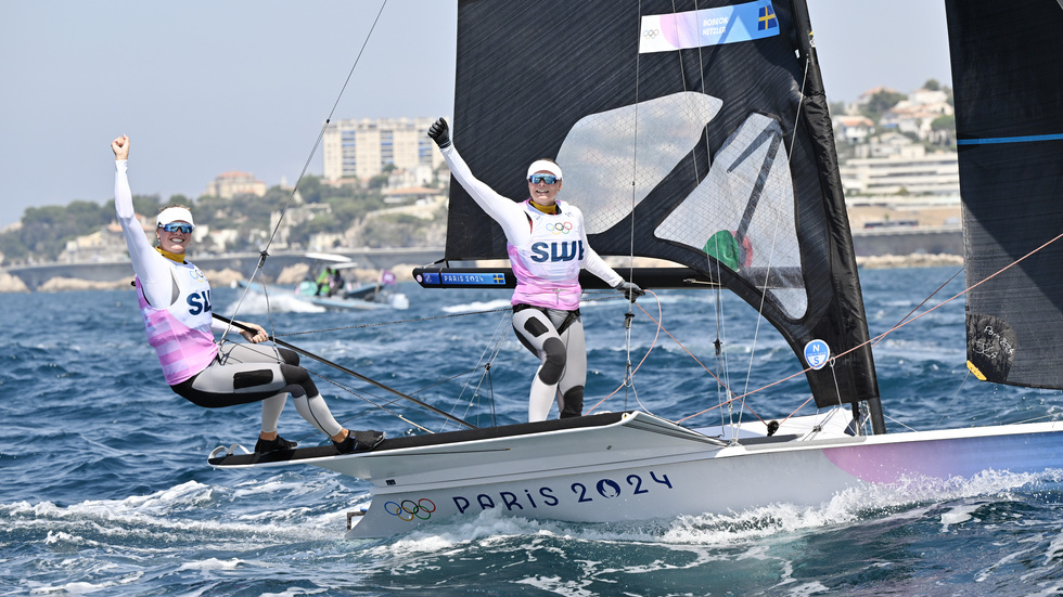 Sveriges Vilma Bobeck och Rebecca Netzler vinner silver under finalen i 49er FX seglingen på Marseille Marina, under sommar-OS i Paris 2024.