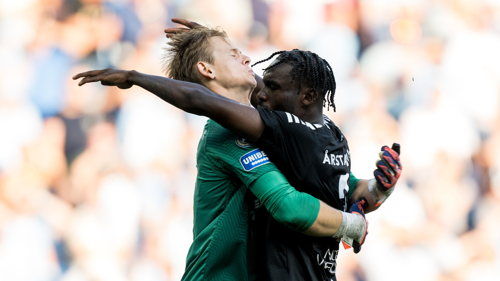 Jakob Tånnander kramar om Patrick Nwadike.