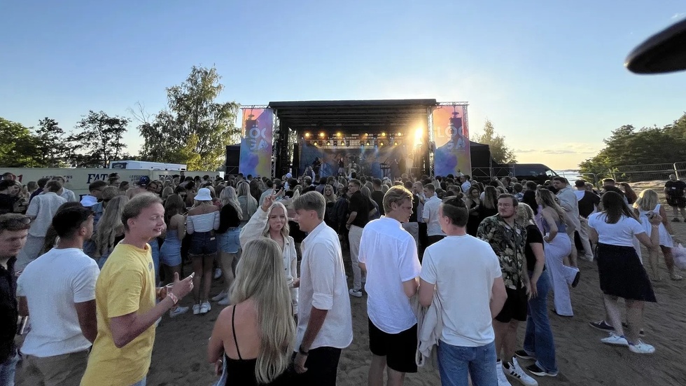 Massor samlade under kvällens storfest på stranden. 