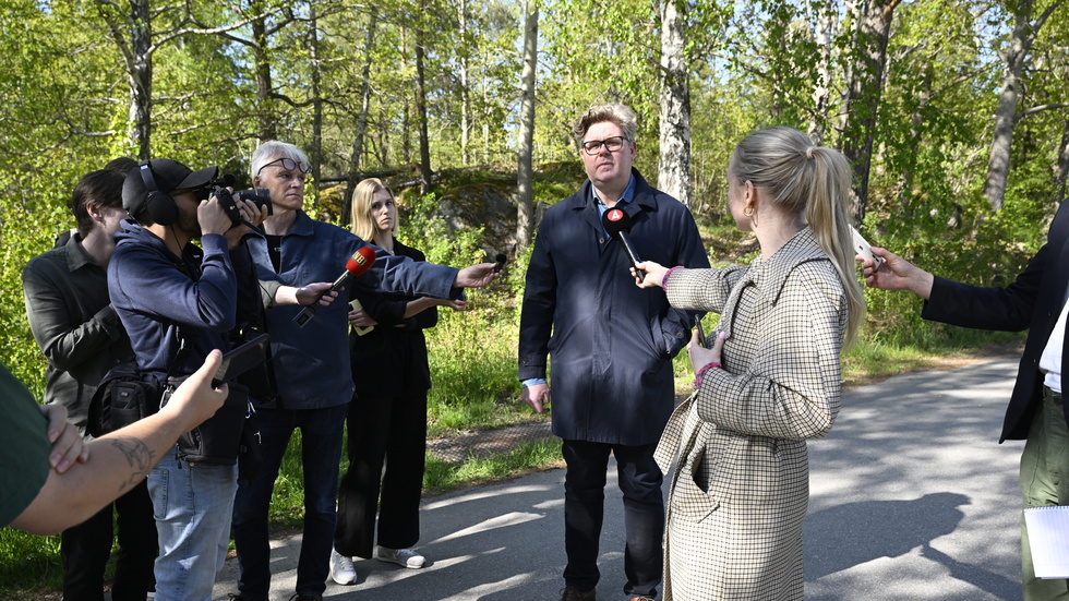 
Justitieminister Gunnar Strömmer ses här på ett besök i Rågsved efter en dödsskjutning i maj i år. Strömmers besök är ett understrykande kvitto på att ett och annat vistelseförbud inte löser alla kriminalproblem. Det krävs envetet och uthålligt arbete på många fronter. Men vistelseförbud i olika former är en viktig byggsten för det skötsamma samhällets framgång.