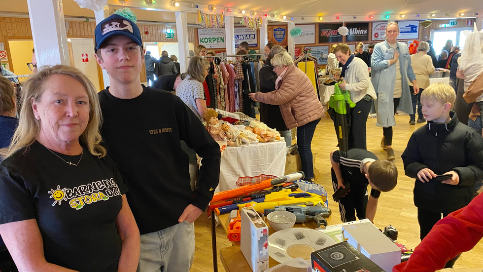 Carita Thörn tillsammans med barnbarnet Kasper Lindberg på söndagens mer eller mindre överfulla loppis i Vimmerbyparken. "Det är kul att kunna göra något för barn", säger Carita Thörn. Hon berättar att den lokala spinoffen "Vår stora dag" går till en pojke med diabetes som ska få se sitt favoritlag Färjestad spela hockey.