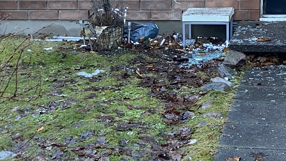 Så här såg det ut vid bostadshuset på fredagsmorgonen.