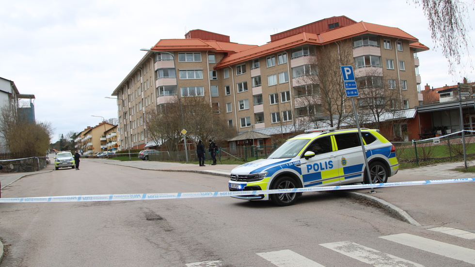 Polis vid en av de platser där den misstänkte mannen i fredags attackerade flera personer.