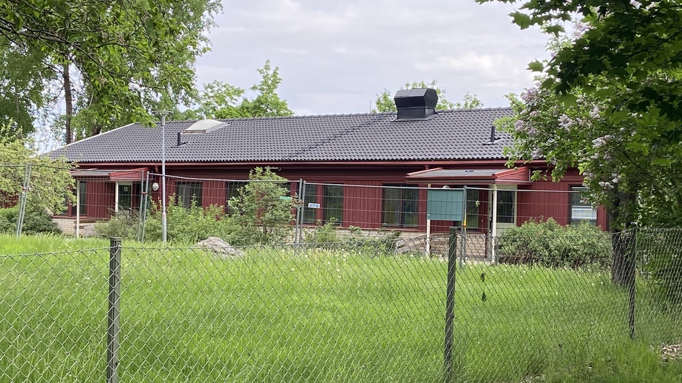 Den 15 september var det totalt 1 483 barn som var inskrivna på någon av kommunens förskolor. Det sjunkande barnantalet gör att kommunen nu ser över hur många förskolor man har råd att driva. Förra året stängdes bland annat Lasstorps förskola. Bilden är från i maj i år när den revs. 