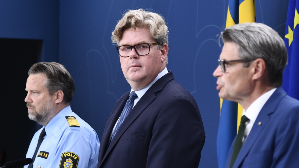 
Justitieminister Gunnar Strömmer (M) på scenen tillsammans med Johan Olsson, chef för Nationella operativa avdelningen vid Polismyndigheten  och Fredrik Hallström, operativ chef vid Säkerhetspolisen. 