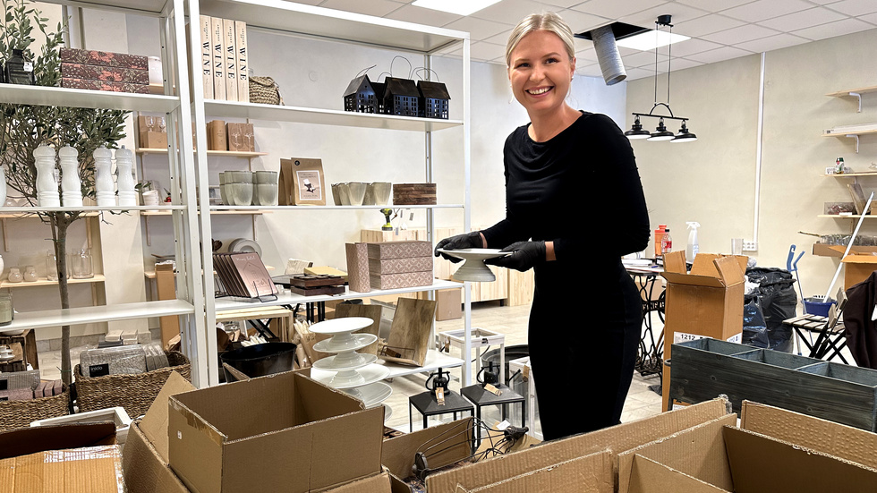 Med fem dagar kvar till öppning har knappt hälften av varorna plockats upp. Men Julia Karlsson är lugn, det kommer gå ihop i slutändan.