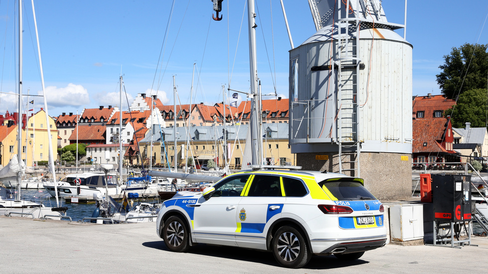 Polisbil i Visby hamn.