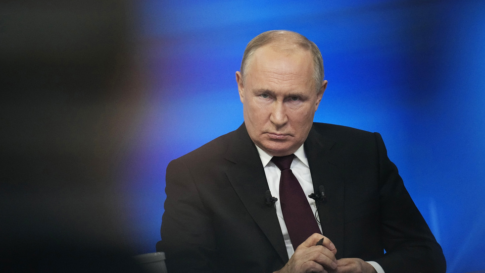 Rysslands president Vladimir Putin har krönts för ännu en sexårsperiod som "tsar". Valet visar att han har det politiska systemet under kontroll. Valet visar också att även despoter gärna solar sig i folkligt stöd.  