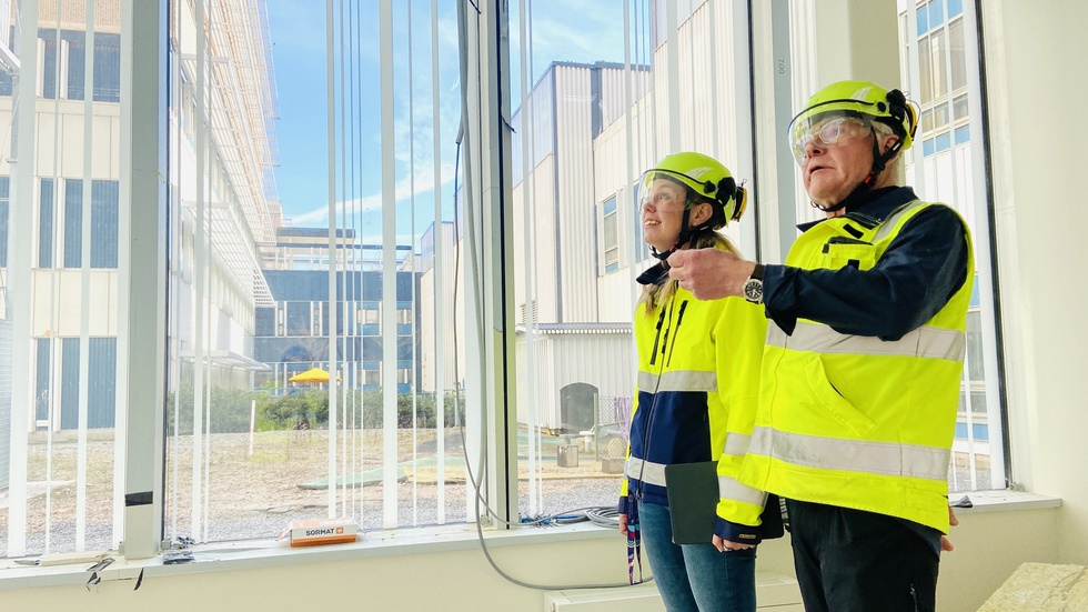 Ljust och fint, bättre ventilation, enkelrum för de flesta patienterna, smidigare samarbete mellan akutavdelningarna och en bättre arbetsmiljö för personalen. Nya sjukhusbygget har många fördelar, konstaterarJonny Niskanen och Ulrika Holm. Härliga ljussläpp från stora fönsterytor är det på många ställen i byggnaden. Andra platser mitt i huskroppen får dagsljus via stora schakt.