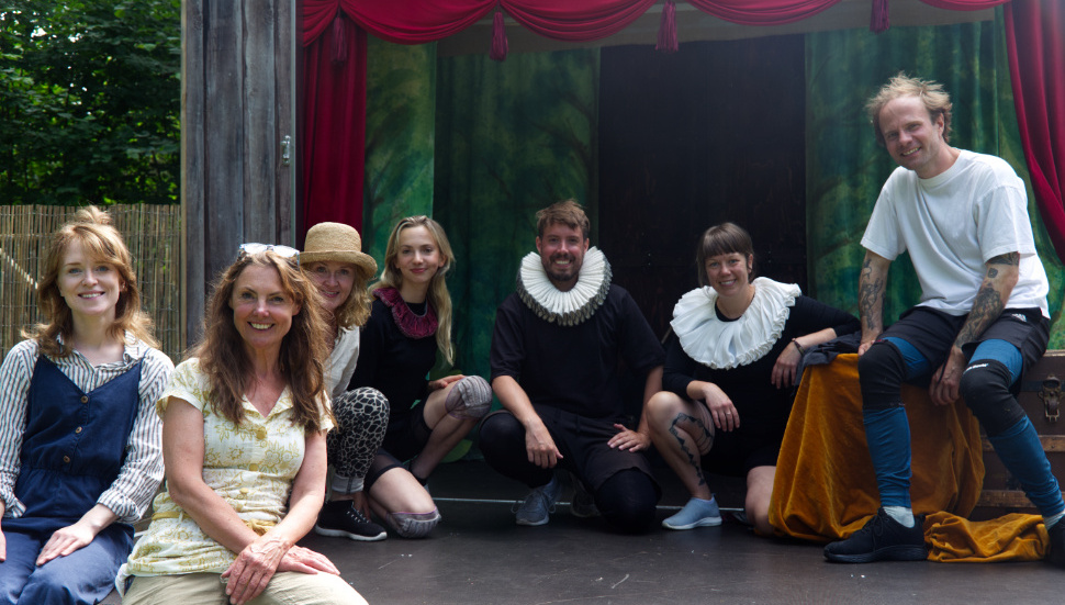Teatergäng. Från vänster: Katja Wester, Jo Rideout, Annika Arnell, Alina Loor, Peter Armitstead Åström, Martina Grimstedt och Kristoffer Pettersson.