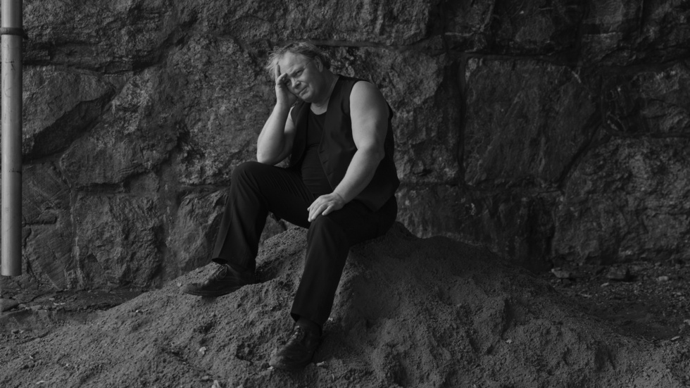 Magnus William-Olsson är poet, essäist, kritiker och översättare. Han är flerfaldigt prisad både som kritiker och poet. Han ligger bakom poesisajten Örnen och Kråkan.