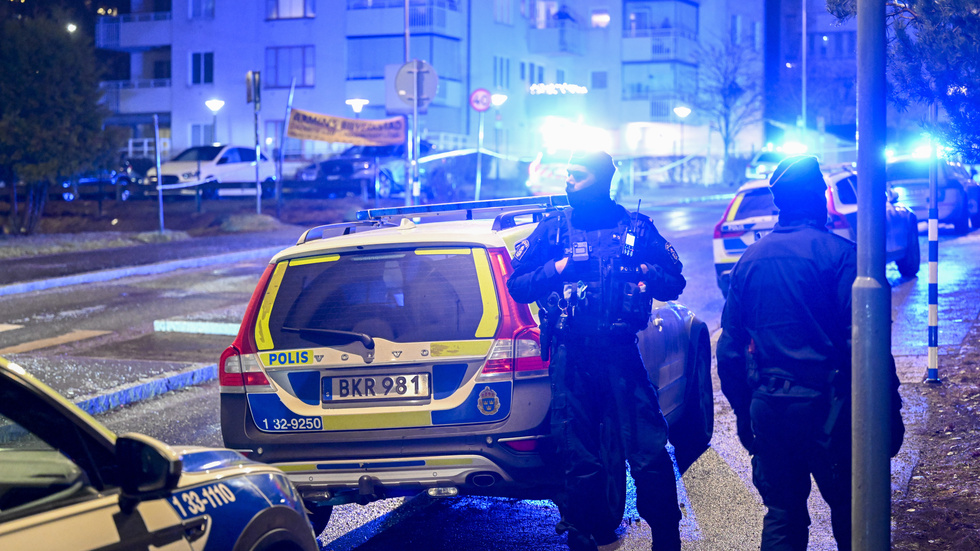 Polisen är på plats i Skärholmen med flera patruller.