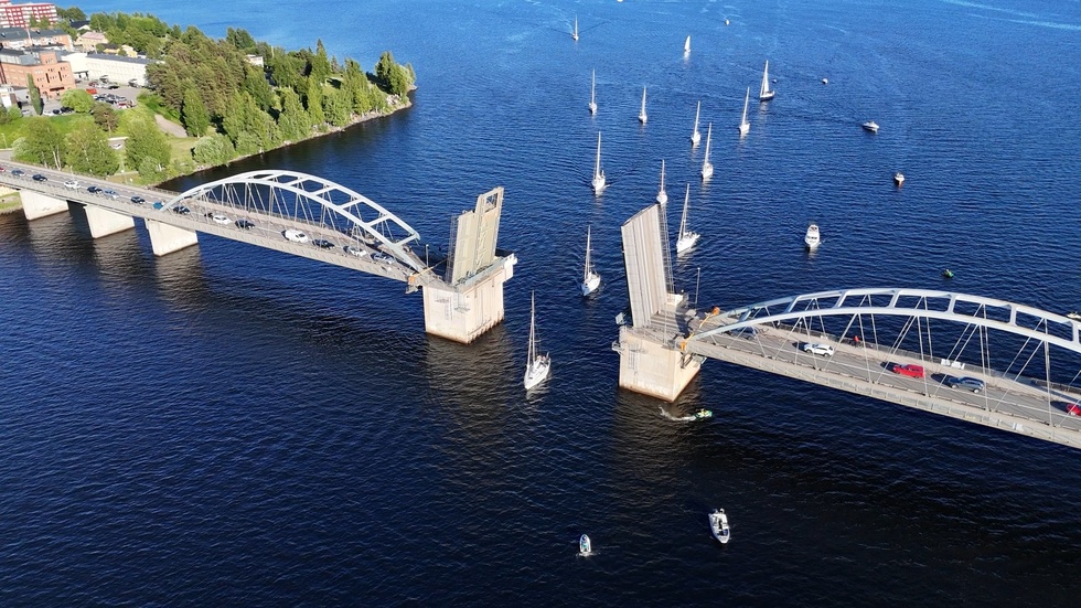 Båtar passerar genom Bergnäsbron. 