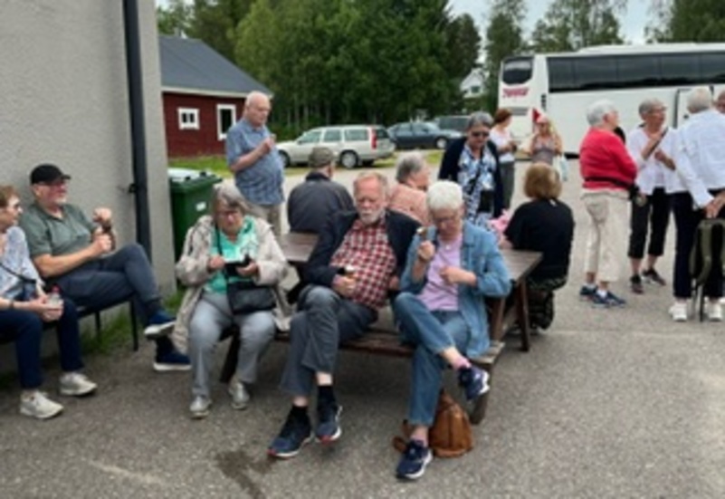 Två busslaster med PRO-medlemmar möttes i Jockfall.