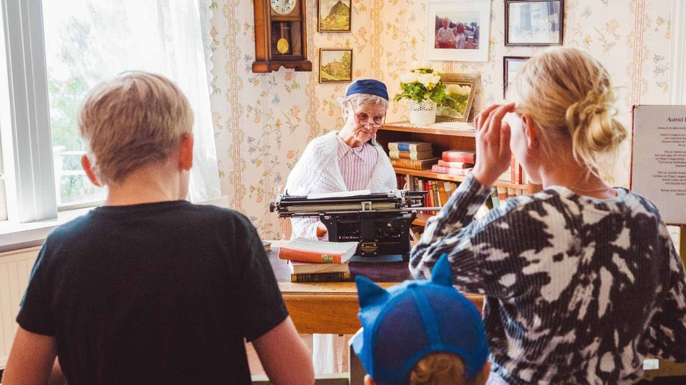 Vaxdockan som föreställer Astrid Lindgren brukar sitta på övervåningen i Villa Villerkulla.