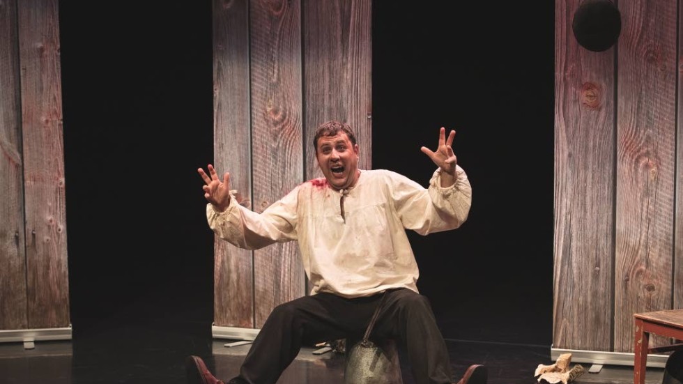 Björn Dahlman i rollen som Sven, "idioten" , i "Idiotens berättelse" på Gottsunda dans & teater  levererar en bulldozer av text i föreställningen, menar recensenten.