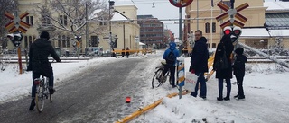 Järnvägsbom nedkörd mitt i centrum